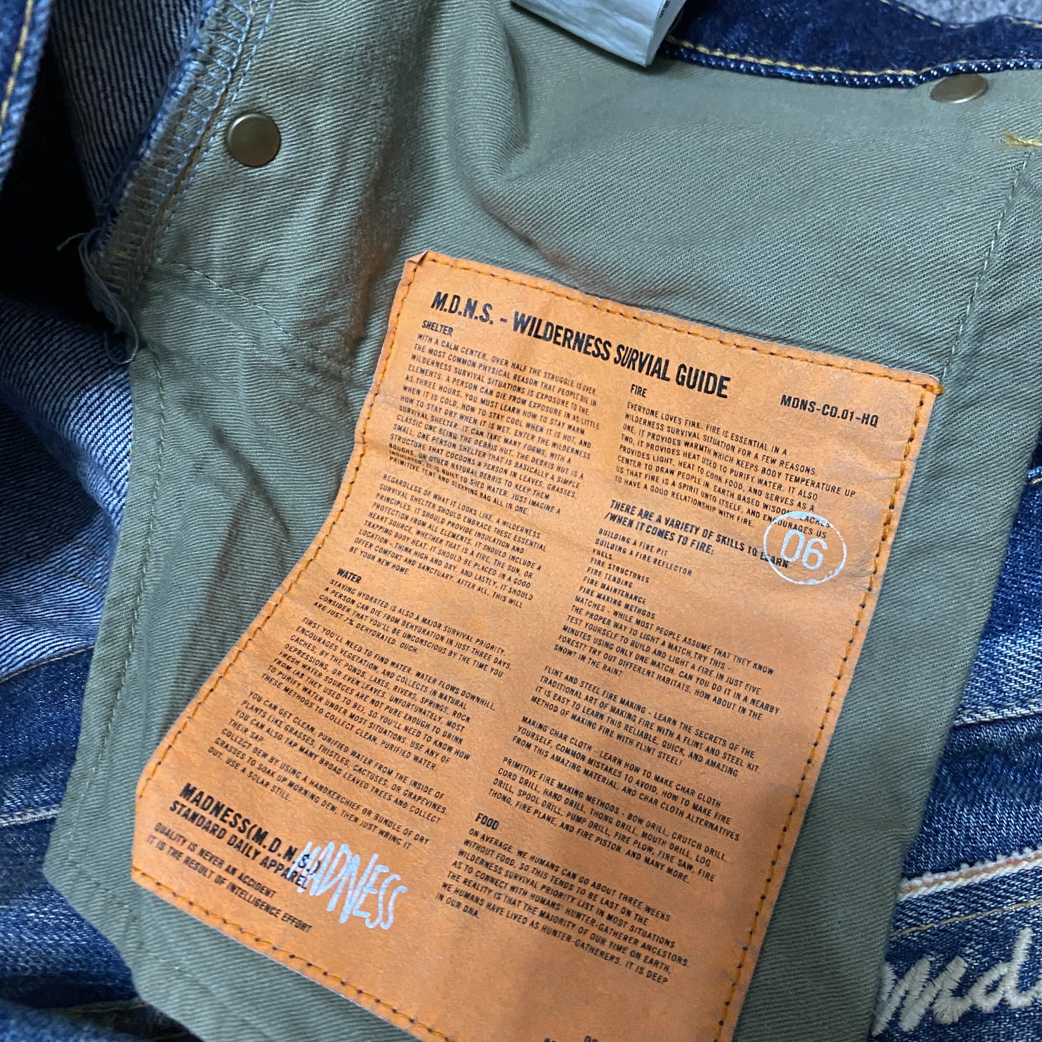 MADNESS 20SS Distressed Jeans — back