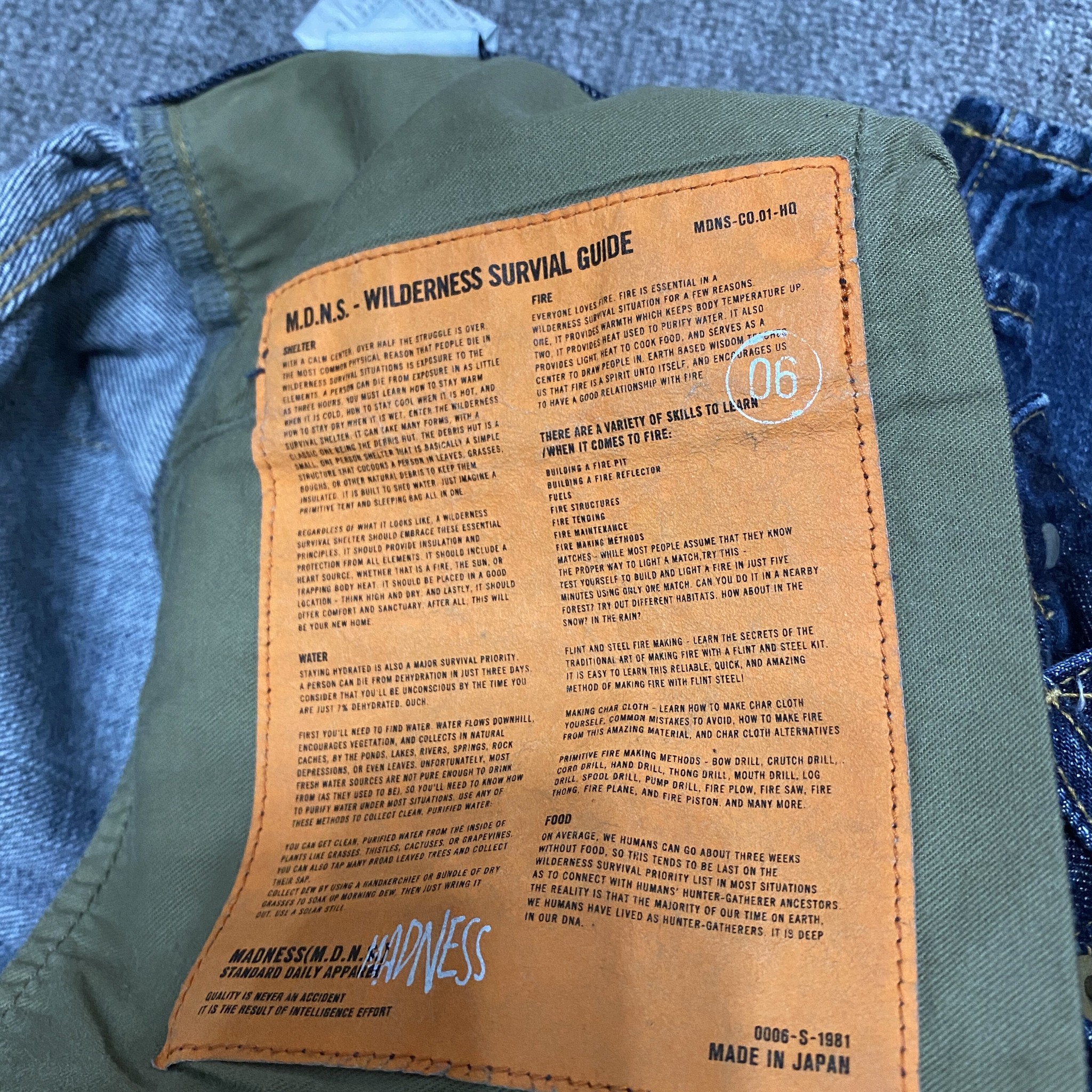 MADNESS 20SS Distressed Denim Jeans — label