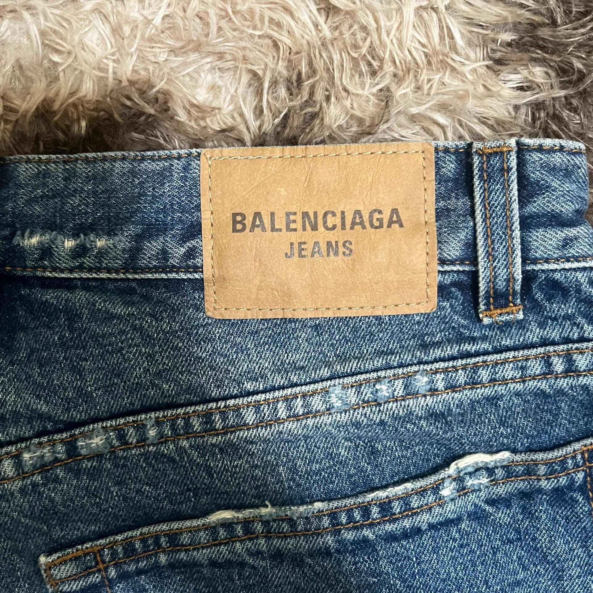 Balenciaga 22ss Distressed Baggy Jeans — detail