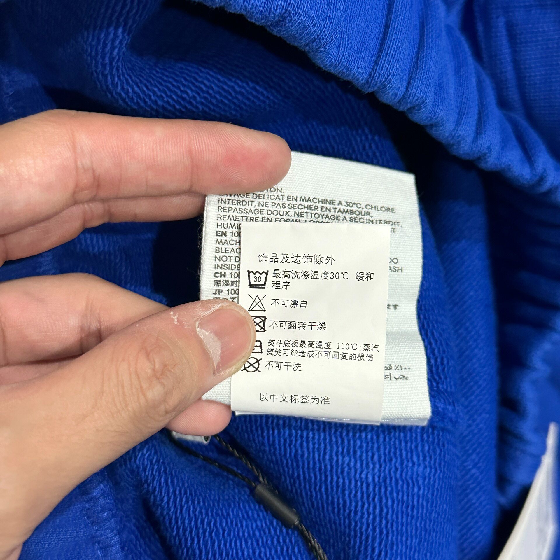 AMI Paris Blue Heart Embroidered Shorts — label