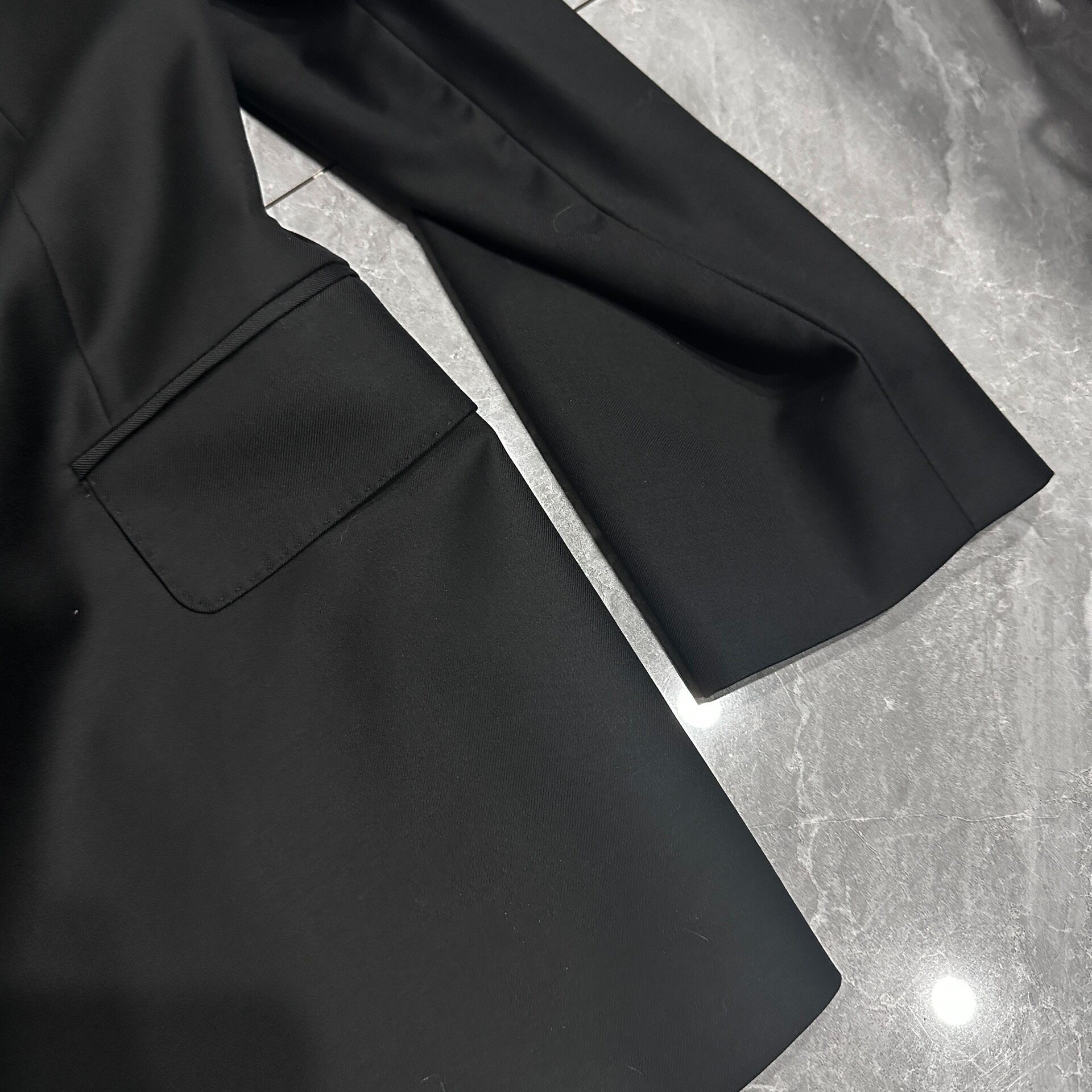 Skaro Black Peak-Lapel Suit Jacket — label