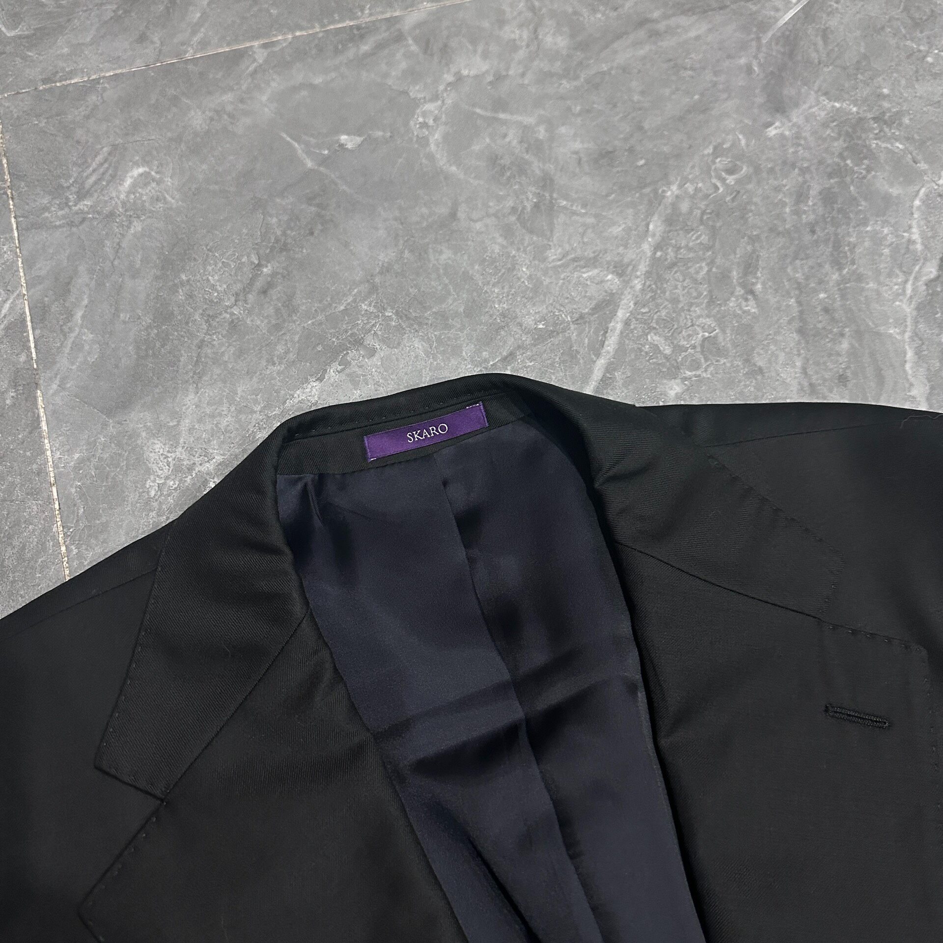 Skaro Black Peak-Lapel Suit Jacket — detail
