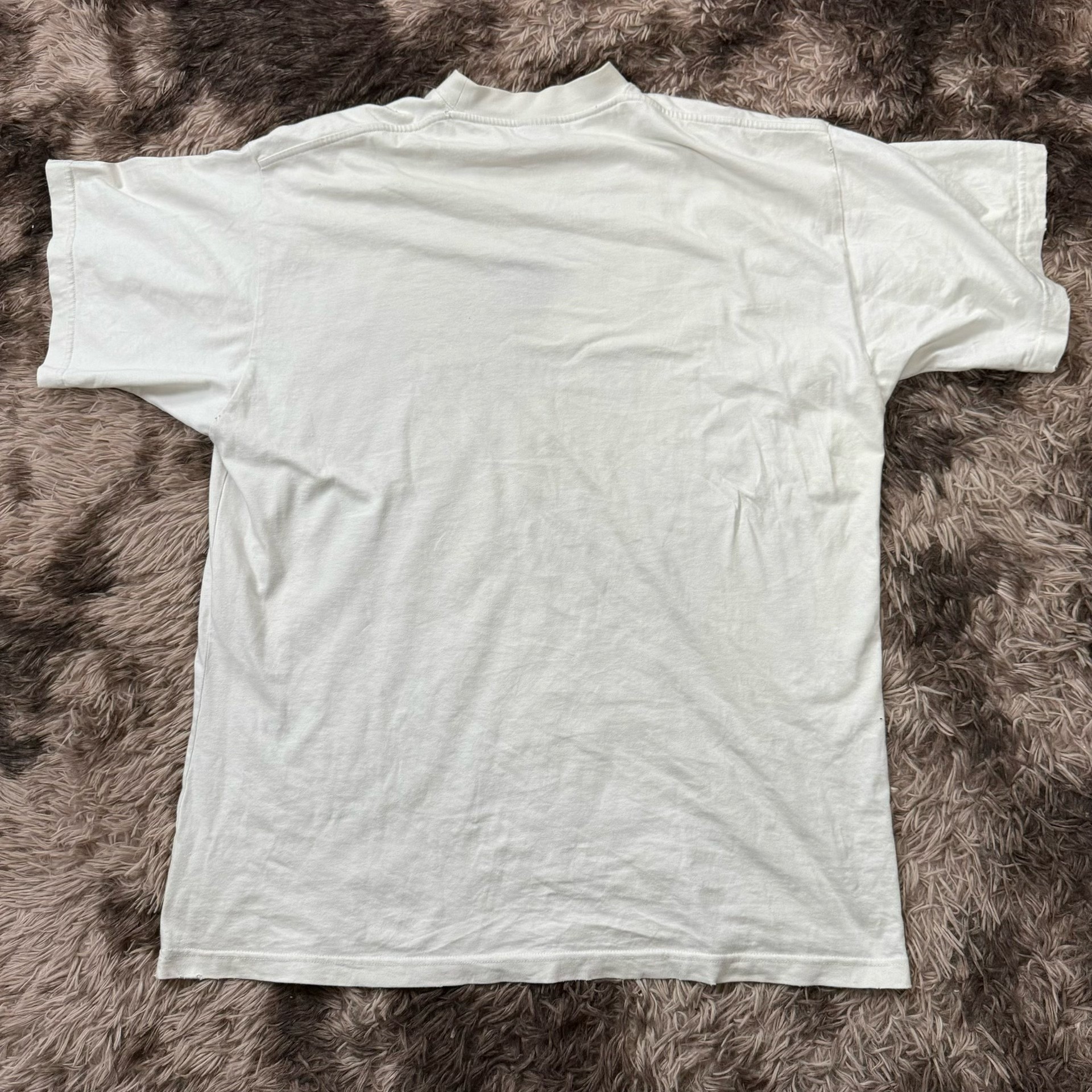 Balenciaga Apple Be Different T-shirt — detail