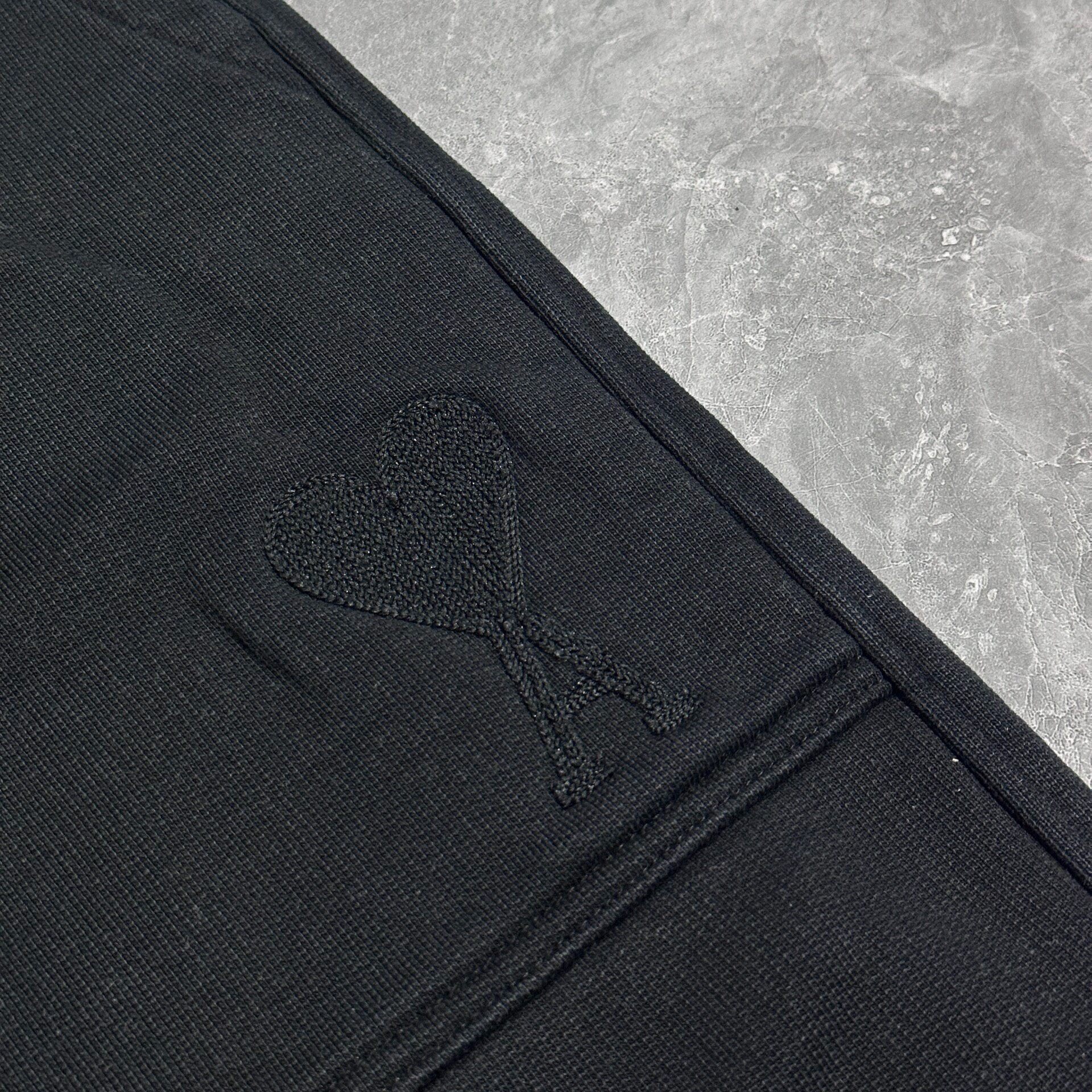 AMI Paris Black Heart Embroidery Sweat Shorts — detail