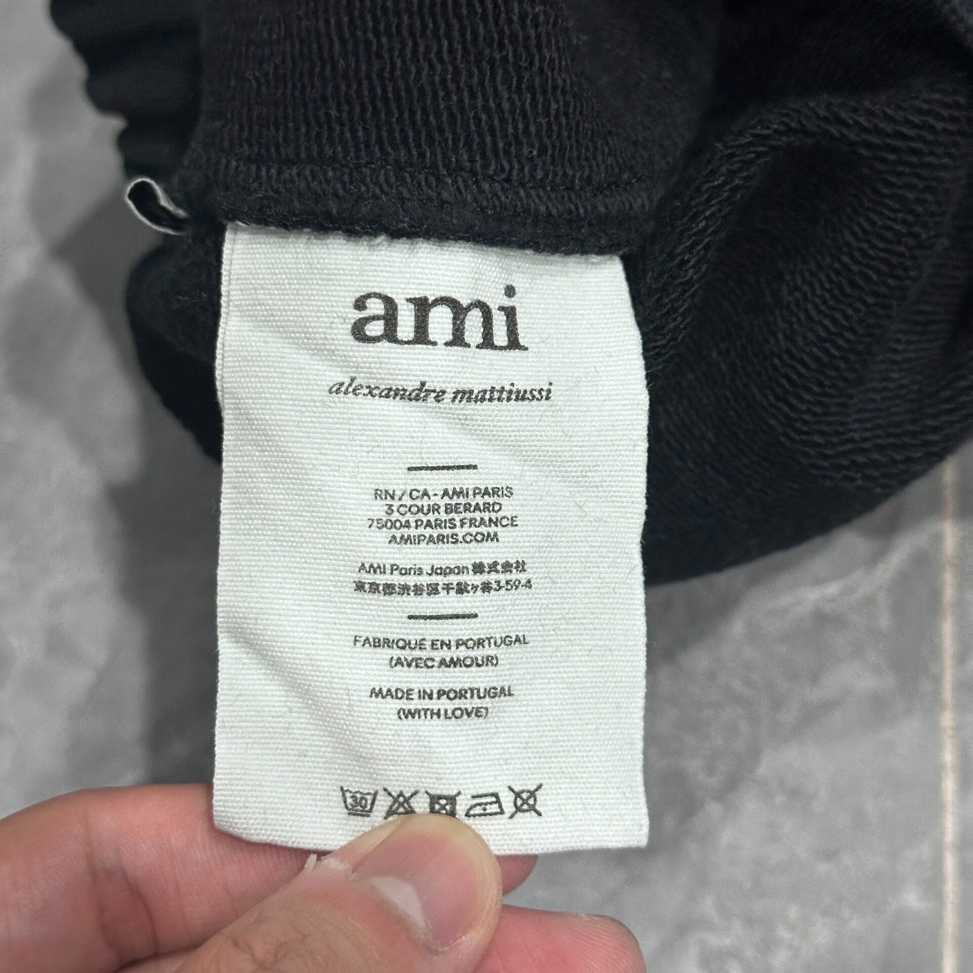 AMI Paris Black Heart Embroidery Sweat Shorts — label