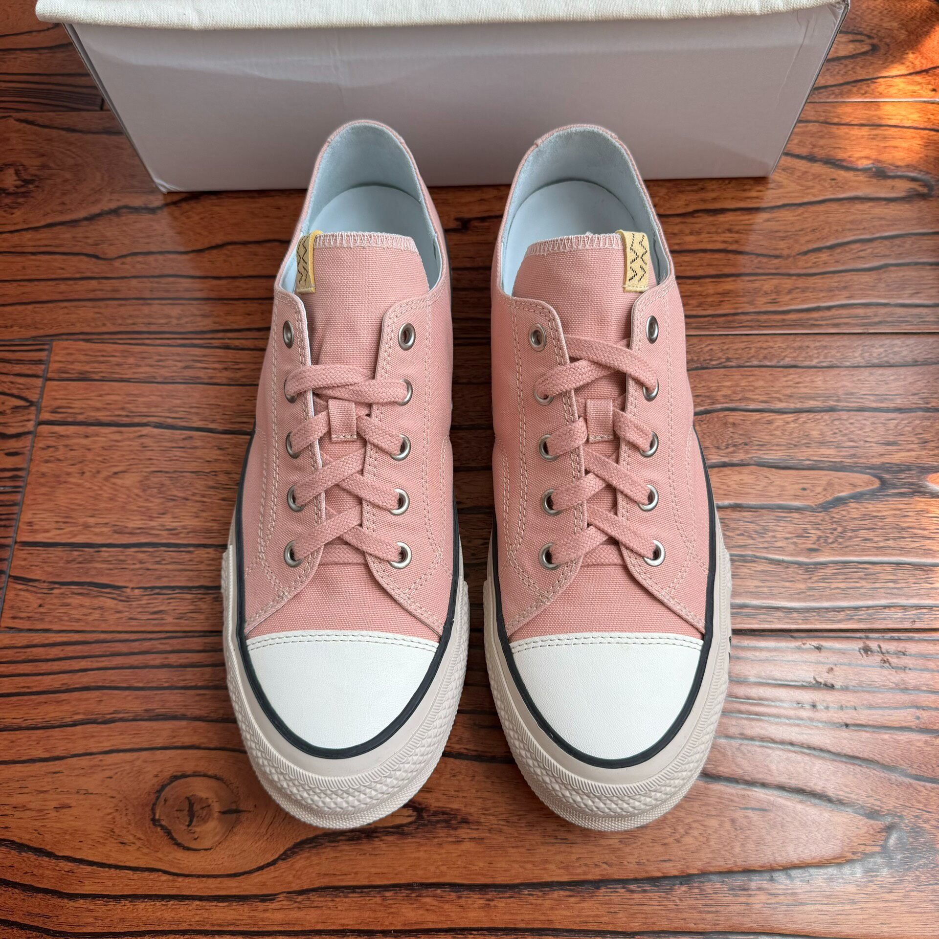 Visvim 24AW Skagway L.T. Lo Sneakers — front