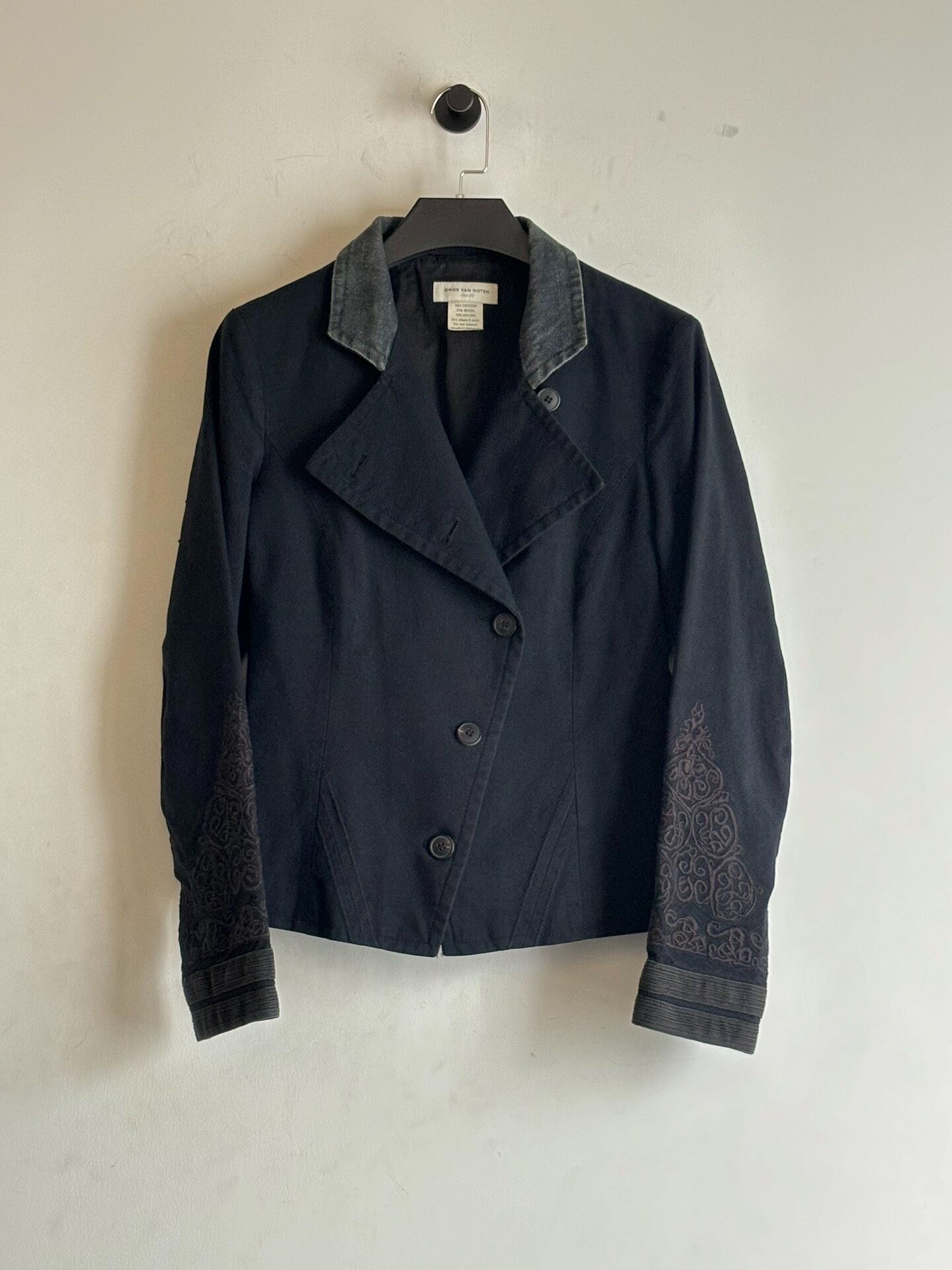 Dries Van Noten 90s Double-Breasted Embroidered Short Jacket — detail