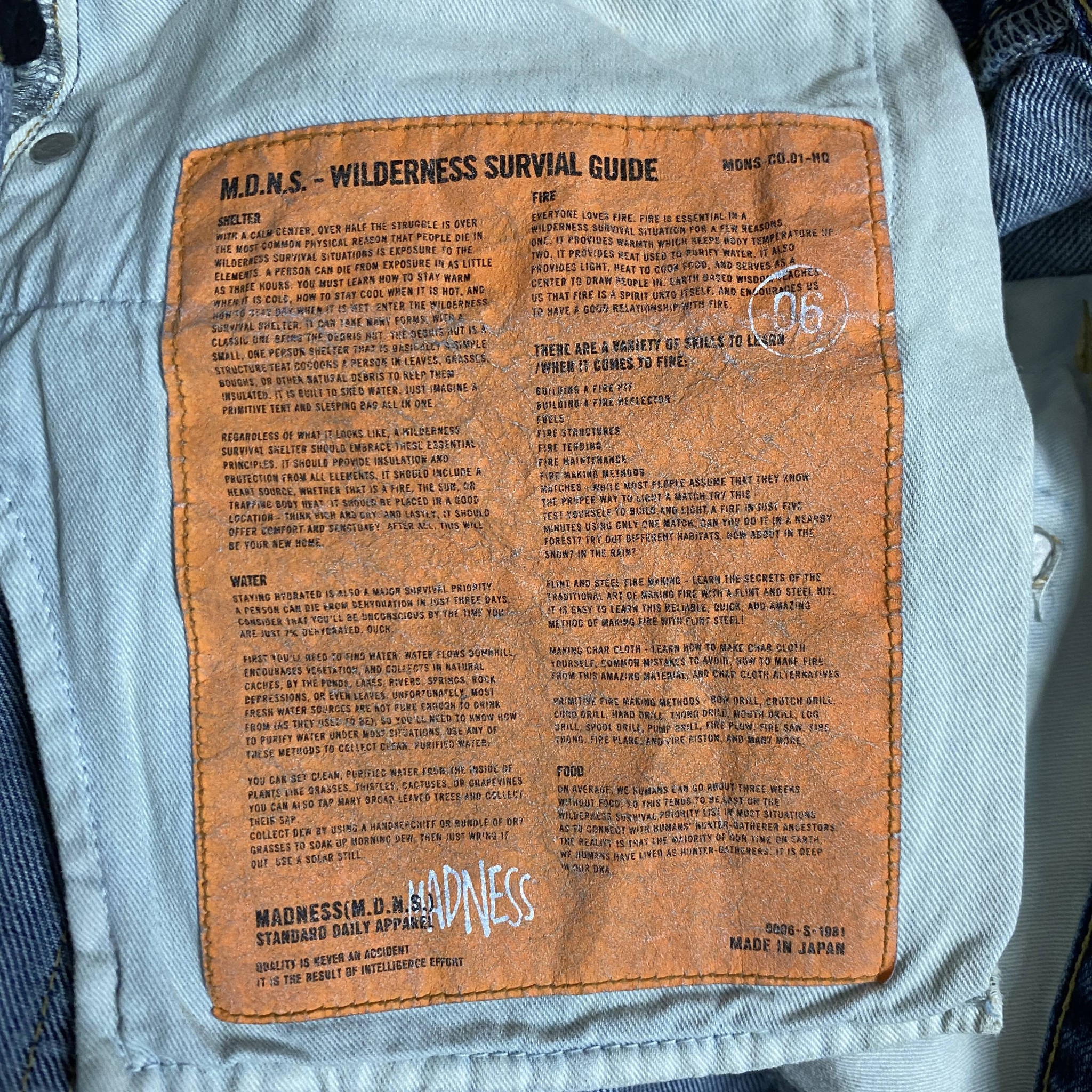 MADNESS 22SS Knee Rip Denim Jeans — label