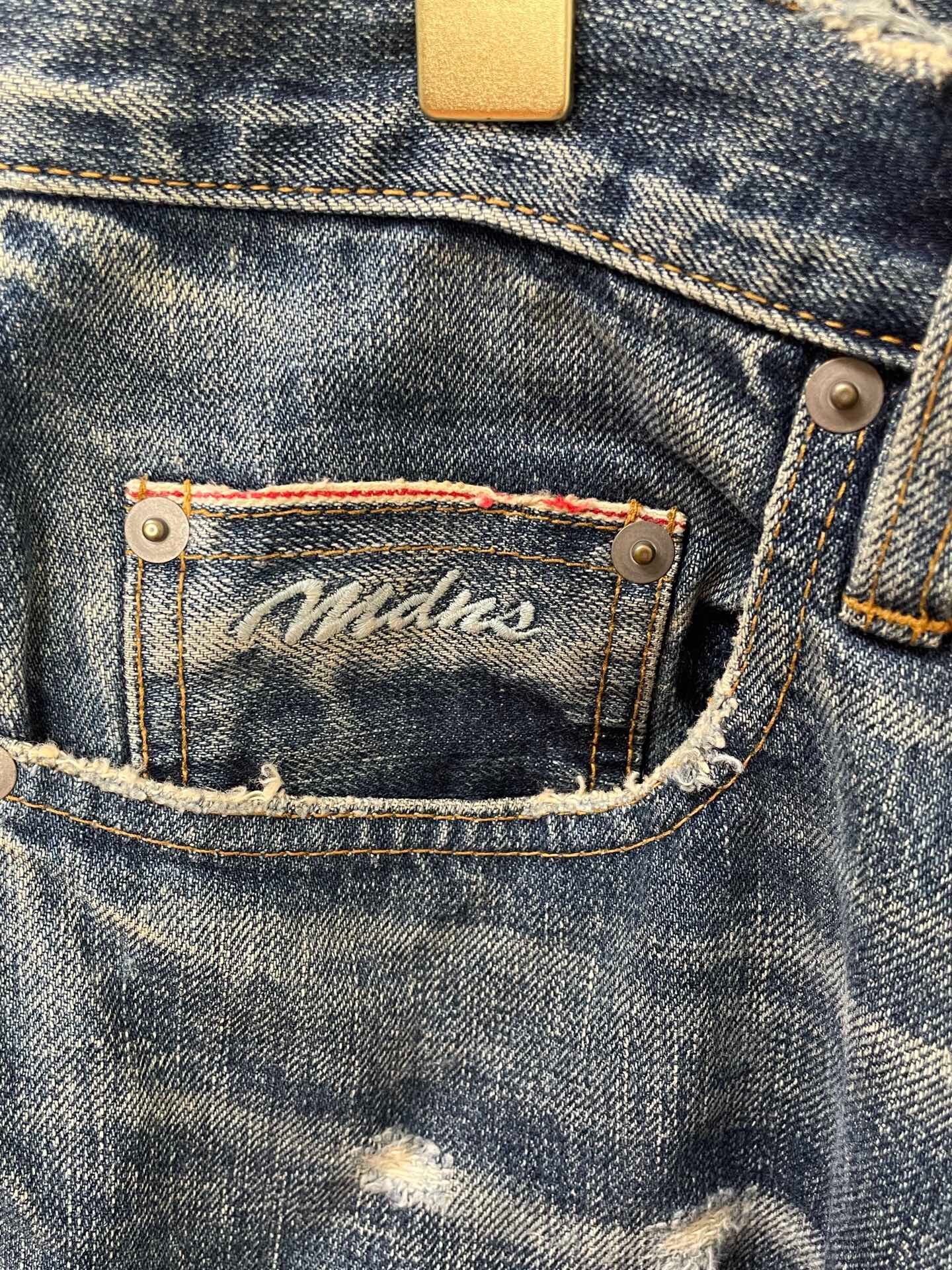 Madness 17FW Oil Wash Distressed Jeans — detail