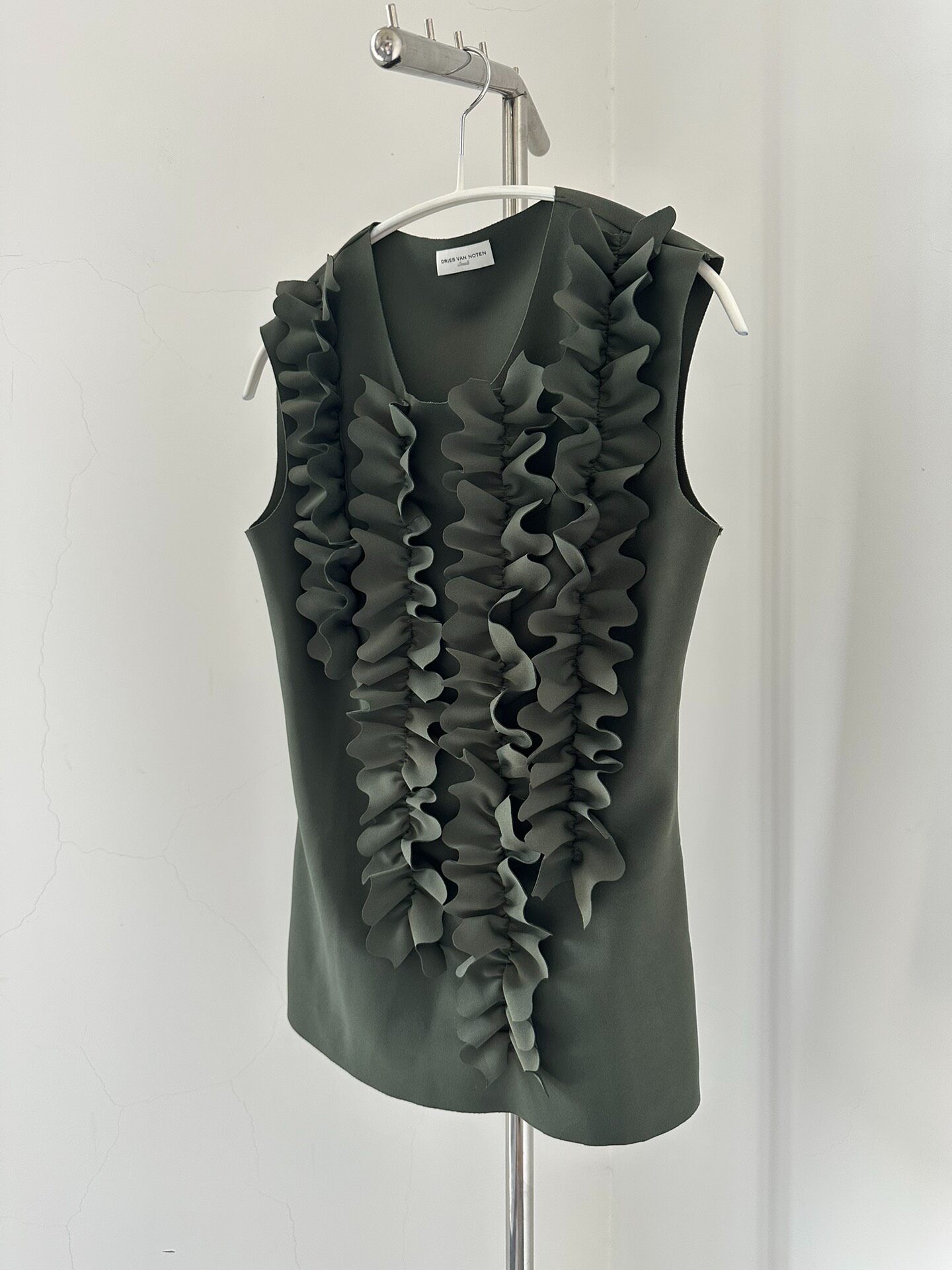 Dries Van Noten 24ss Ruffled Sleeveless Top — detail