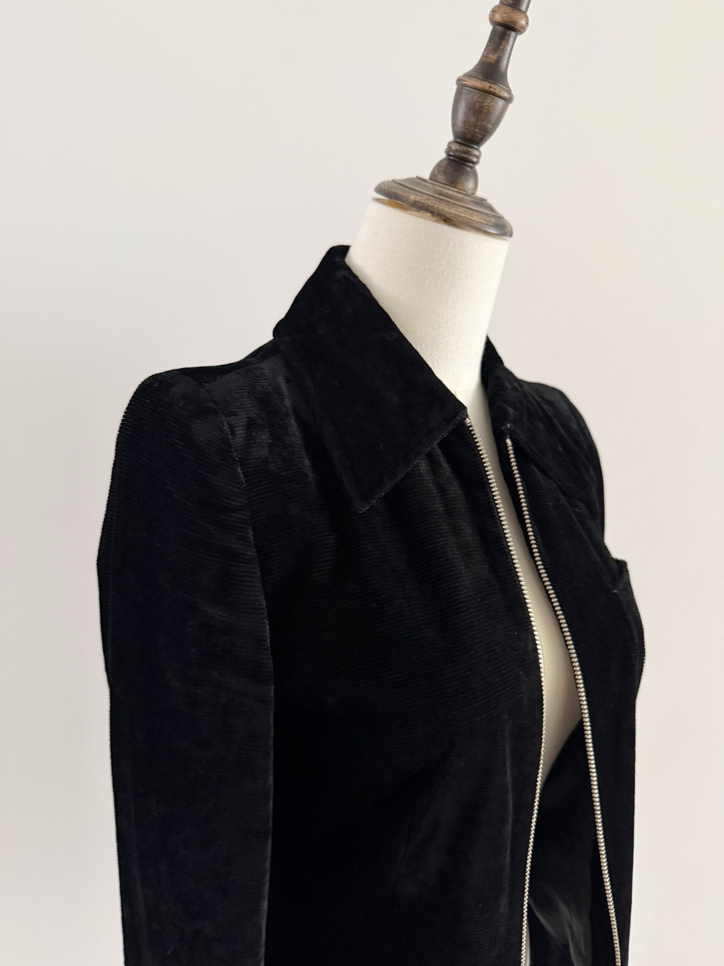 Ann Demeulemeester Cropped Velvet Jacket — label